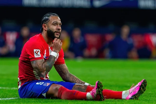 Madrid, İspanya - 28 Ocak 2024: Atletico de Madrid ve Valencia F.C. Zafer Atletico de Madrid 'in. Memphis Depay topu aldı..