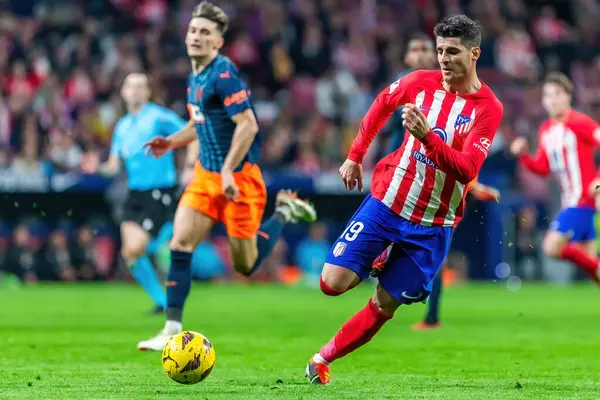 Madrid, İspanya - 28 Ocak 2024: Atletico de Madrid ve Valencia F.C. Colchonero takım oyuncuları. Atletico de Madrid için zafer.