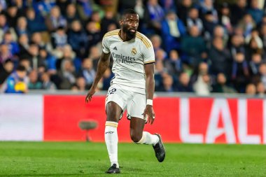 Madrid, İspanya - 1 Şubat 2024: Getafe FC ile Real Madrid arasındaki lig maçı başkentte oynandı. Antonio Rudiger topu aldı. Futbolcular.