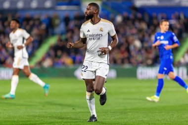 Madrid, İspanya - 1 Şubat 2024: Getafe FC ile Real Madrid arasındaki lig maçı başkentte oynandı. Antonio Rudiger topu aldı. Futbolcular.
