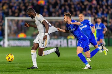 Madrid, İspanya - 1 Şubat 2024: Getafe FC ile Real Madrid arasındaki lig maçı başkentte oynandı. Antonio Rudiger topu aldı. Futbolcular.