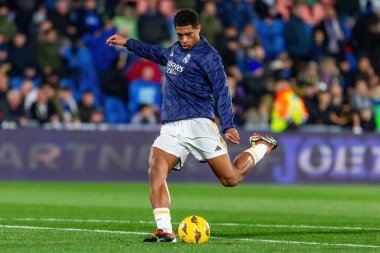 Madrid, İspanya - 1 Şubat 2024: Getafe FC ile Real Madrid arasındaki lig maçı başkentte oynandı. Judd Bellingham topu aldı. Futbolcular.