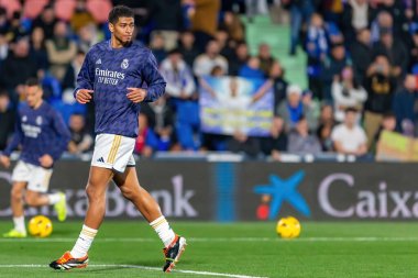 Madrid, İspanya - 1 Şubat 2024: Getafe FC ile Real Madrid arasındaki lig maçı başkentte oynandı. Judd Bellingham topu aldı. Futbolcular.