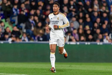 Madrid, İspanya - 1 Şubat 2024: Getafe FC ile Real Madrid arasındaki lig maçı başkentte oynandı. Judd Bellingham topu aldı. Futbolcular.