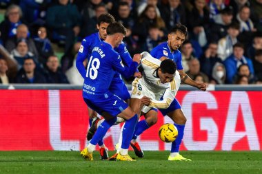 Madrid, İspanya - 1 Şubat 2024: Getafe FC ile Real Madrid arasındaki lig maçı başkentte oynandı. Judd Bellingham topu aldı. Futbolcular.