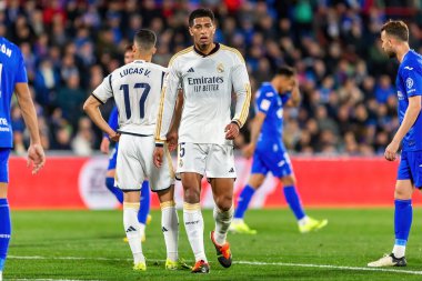 Madrid, İspanya - 1 Şubat 2024: Getafe FC ile Real Madrid arasındaki lig maçı başkentte oynandı. Judd Bellingham topu aldı. Futbolcular.