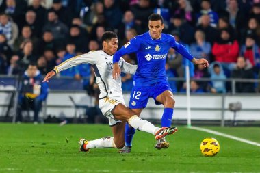Madrid, İspanya - 1 Şubat 2024: Getafe FC ile Real Madrid arasındaki lig maçı başkentte oynandı. Judd Bellingham topu aldı. Futbolcular.