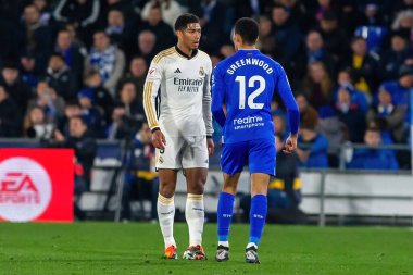 Madrid, İspanya - 1 Şubat 2024: Getafe FC ile Real Madrid arasındaki lig maçı başkentte oynandı. Judd Bellingham topu aldı. Futbolcular.