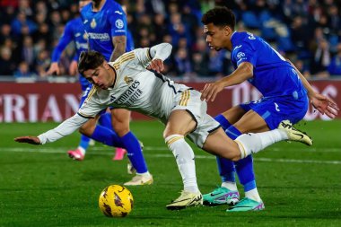 Madrid, İspanya - 1 Şubat 2024: Getafe FC ile Real Madrid arasındaki lig maçı başkentte oynandı. Brahim topu aldı. Futbolcular.
