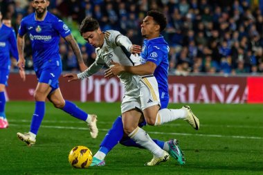 Madrid, İspanya - 1 Şubat 2024: Getafe FC ile Real Madrid arasındaki lig maçı başkentte oynandı. Brahim topu aldı. Futbolcular.