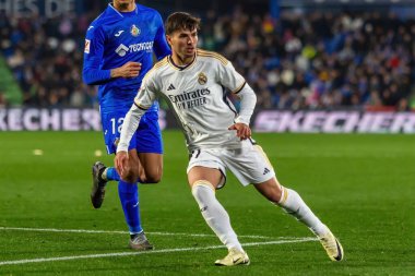 Madrid, İspanya - 1 Şubat 2024: Getafe FC ile Real Madrid arasındaki lig maçı başkentte oynandı. Brahim topu aldı. Futbolcular.