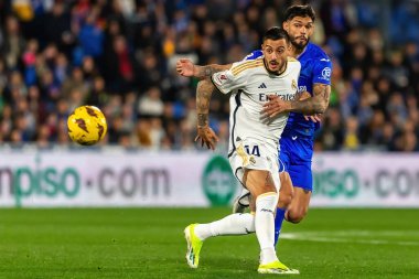 Madrid, İspanya - 1 Şubat 2024: Getafe FC ile Real Madrid arasındaki lig maçı başkentte oynandı. Top Joselu 'da. Futbolcular.