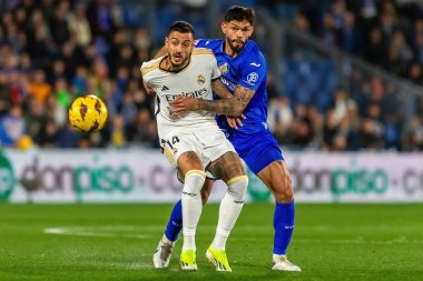Madrid, İspanya - 1 Şubat 2024: Getafe FC ile Real Madrid arasındaki lig maçı başkentte oynandı. Top Joselu 'da. Futbolcular.