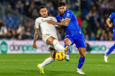 Madrid, İspanya - 1 Şubat 2024: Getafe FC ile Real Madrid arasındaki lig maçı başkentte oynandı. Top Joselu 'da. Futbolcular.