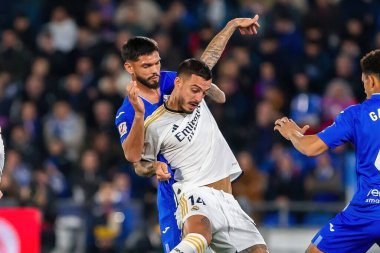 Madrid, İspanya - 1 Şubat 2024: Getafe FC ile Real Madrid arasındaki lig maçı başkentte oynandı. Top Joselu 'da. Futbolcular.