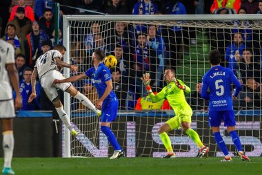 Madrid, İspanya - 1 Şubat 2024: Getafe FC ile Real Madrid arasındaki lig maçı başkentte oynandı. Top Joselu 'da. Futbolcular.