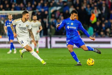 Madrid, İspanya - 1 Şubat 2024: Getafe FC ile Real Madrid arasındaki lig maçı başkentte oynandı. Top Joselu 'da. Futbolcular.