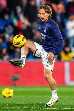 Madrid, İspanya - 1 Şubat 2024: Getafe FC ile Real Madrid arasındaki lig maçı başkentte oynandı. Luka Modric topu aldı. Futbolcular.