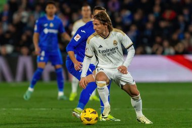 Madrid, İspanya - 1 Şubat 2024: Getafe FC ile Real Madrid arasındaki lig maçı başkentte oynandı. Luka Modric topu aldı. Futbolcular.