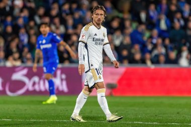 Madrid, İspanya - 1 Şubat 2024: Getafe FC ile Real Madrid arasındaki lig maçı başkentte oynandı. Luka Modric topu aldı. Futbolcular.
