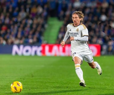 Madrid, İspanya - 1 Şubat 2024: Getafe FC ile Real Madrid arasındaki lig maçı başkentte oynandı. Luka Modric topu aldı. Futbolcular.