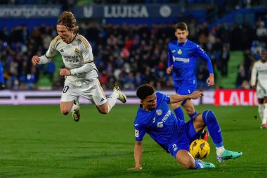 Madrid, İspanya - 1 Şubat 2024: Getafe FC ile Real Madrid arasındaki lig maçı başkentte oynandı. Luka Modric topu aldı. Futbolcular.