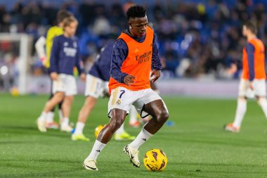 Madrid, İspanya - 1 Şubat 2024: Getafe FC ile Real Madrid arasındaki lig maçı başkentte oynandı. Vinicius Jr. Top ile. Futbolcular.