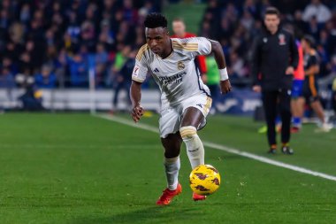 Madrid, İspanya - 1 Şubat 2024: Getafe FC ile Real Madrid arasındaki lig maçı başkentte oynandı. Vinicius Jr. Top ile. Futbolcular.