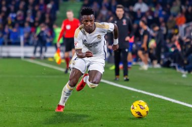 Madrid, İspanya - 1 Şubat 2024: Getafe FC ile Real Madrid arasındaki lig maçı başkentte oynandı. Vinicius Jr. Top ile. Futbolcular.