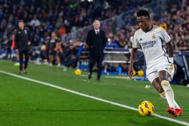 Madrid, İspanya - 1 Şubat 2024: Getafe FC ile Real Madrid arasındaki lig maçı başkentte oynandı. Vinicius Jr. Top ile. Futbolcular.