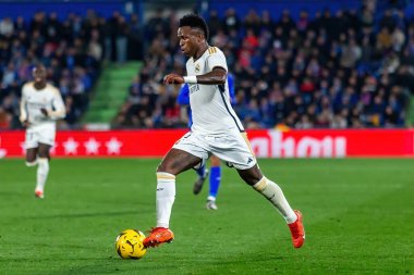 Madrid, İspanya - 1 Şubat 2024: Getafe FC ile Real Madrid arasındaki lig maçı başkentte oynandı. Vinicius Jr. Top ile. Futbolcular.