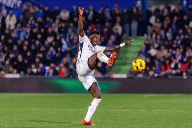 Madrid, İspanya - 1 Şubat 2024: Getafe FC ile Real Madrid arasındaki lig maçı başkentte oynandı. Vinicius Jr. Top ile. Futbolcular.