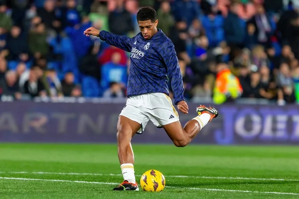 Madrid, İspanya - 1 Şubat 2024: Getafe FC ile Real Madrid arasındaki lig maçı başkentte oynandı. Judd Bellingham topu aldı. Futbolcular.