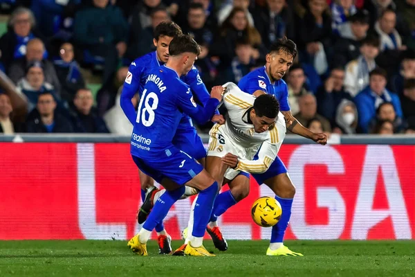 Madrid, İspanya - 1 Şubat 2024: Getafe FC ile Real Madrid arasındaki lig maçı başkentte oynandı. Judd Bellingham topu aldı. Futbolcular.