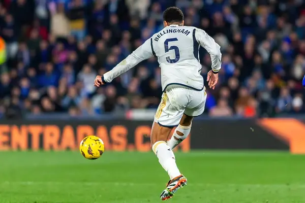 Madrid, İspanya - 1 Şubat 2024: Getafe FC ile Real Madrid arasındaki lig maçı başkentte oynandı. Judd Bellingham topu aldı. Futbolcular.