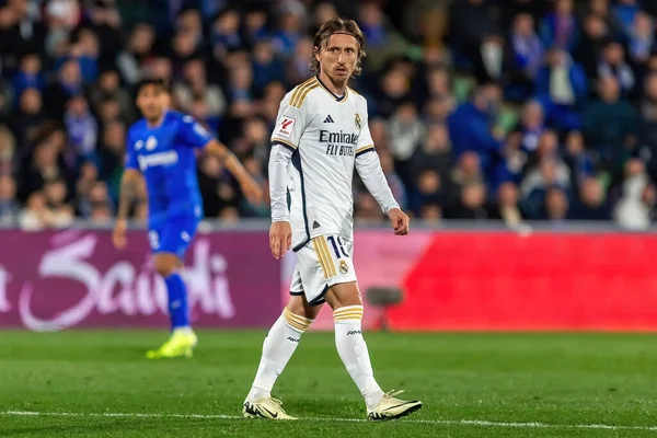 Madrid, İspanya - 1 Şubat 2024: Getafe FC ile Real Madrid arasındaki lig maçı başkentte oynandı. Luka Modric topu aldı. Futbolcular.
