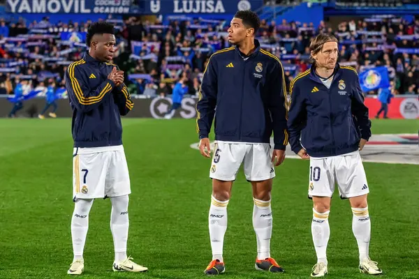 Madrid, İspanya - 1 Şubat 2024: Getafe FC ile Real Madrid arasındaki lig maçı başkentte oynandı. Gerçek Madrid oyuncuları. Futbolcular.