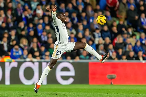 Madrid, İspanya - 1 Şubat 2024: Getafe FC ile Real Madrid arasındaki lig maçı başkentte oynandı. Gerçek Madrid oyuncuları. Futbolcular.