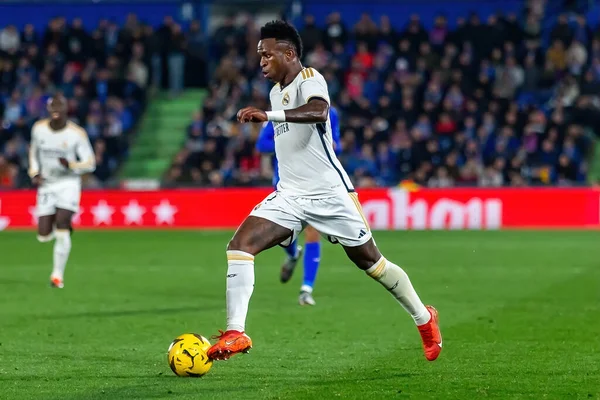 Madrid, İspanya - 1 Şubat 2024: Getafe FC ile Real Madrid arasındaki lig maçı başkentte oynandı. Vinicius Jr. Top ile. Futbolcular.
