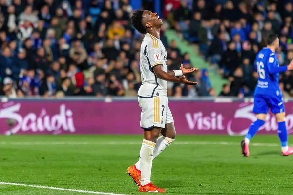 Madrid, İspanya - 1 Şubat 2024: Getafe FC ile Real Madrid arasındaki lig maçı başkentte oynandı. Vinicius Jr. Top ile. Futbolcular.