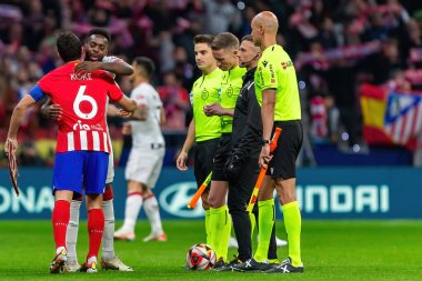 Madrid, İspanya - 7 Şubat 2024: Madrid 'de Atletico de Madrid ile Atletico de Bilbao arasında oynanan Copa del Rey yarı final maçı. Athletico de Bilbao için zafer. Top Laki Williams 'ta..