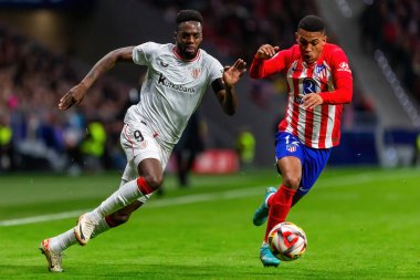 Madrid, İspanya - 7 Şubat 2024: Madrid 'de Atletico de Madrid ile Atletico de Bilbao arasında oynanan Copa del Rey yarı final maçı. Athletico de Bilbao için zafer. Top Laki Williams 'ta..