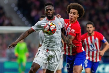 Madrid, İspanya - 7 Şubat 2024: Madrid 'de Atletico de Madrid ile Atletico de Bilbao arasında oynanan Copa del Rey yarı final maçı. Athletico de Bilbao için zafer. Top Laki Williams 'ta..