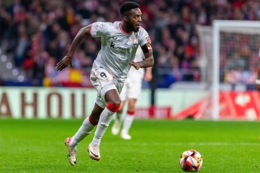 Madrid, İspanya - 7 Şubat 2024: Madrid 'de Atletico de Madrid ile Atletico de Bilbao arasında oynanan Copa del Rey yarı final maçı. Athletico de Bilbao için zafer. Top Laki Williams 'ta..