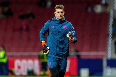 Madrid, İspanya - 7 Şubat 2024: Madrid 'de Atletico de Madrid ile Atletico de Bilbao arasında oynanan Copa del Rey yarı final maçı. Athletico de Bilbao için zafer. Unai Simn topu aldı..