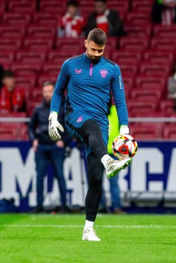 Madrid, İspanya - 7 Şubat 2024: Madrid 'de Atletico de Madrid ile Atletico de Bilbao arasında oynanan Copa del Rey yarı final maçı. Athletico de Bilbao için zafer. Unai Simn topu aldı..