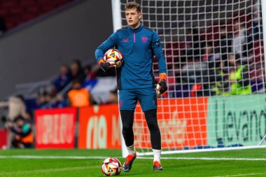 Madrid, İspanya - 7 Şubat 2024: Madrid 'de Atletico de Madrid ile Atletico de Bilbao arasında oynanan Copa del Rey yarı final maçı. Athletico de Bilbao için zafer. Unai Simn topu aldı..