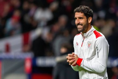 Madrid, İspanya - 7 Şubat 2024: Madrid 'de Atletico de Madrid ile Atletico de Bilbao arasında oynanan Copa del Rey yarı final maçı. Athletico de Bilbao için zafer. Raul Garcia topu aldı..