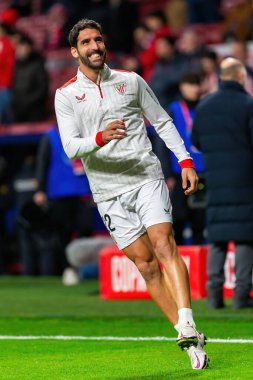 Madrid, İspanya - 7 Şubat 2024: Madrid 'de Atletico de Madrid ile Atletico de Bilbao arasında oynanan Copa del Rey yarı final maçı. Athletico de Bilbao için zafer. Raul Garcia topu aldı..