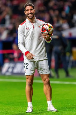 Madrid, İspanya - 7 Şubat 2024: Madrid 'de Atletico de Madrid ile Atletico de Bilbao arasında oynanan Copa del Rey yarı final maçı. Athletico de Bilbao için zafer. Raul Garcia topu aldı..